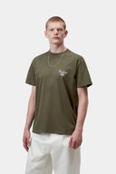 Carhartt WIP S/S Gracious T-Shirt, colorway Cypress, vista frontal en modelo