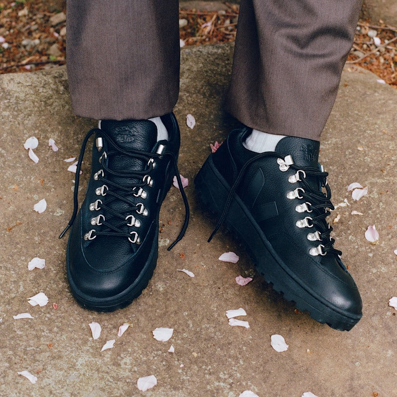 Veja Atlas Grained Oil Leather Full Black Hombre – Premium Trendy Guatemala